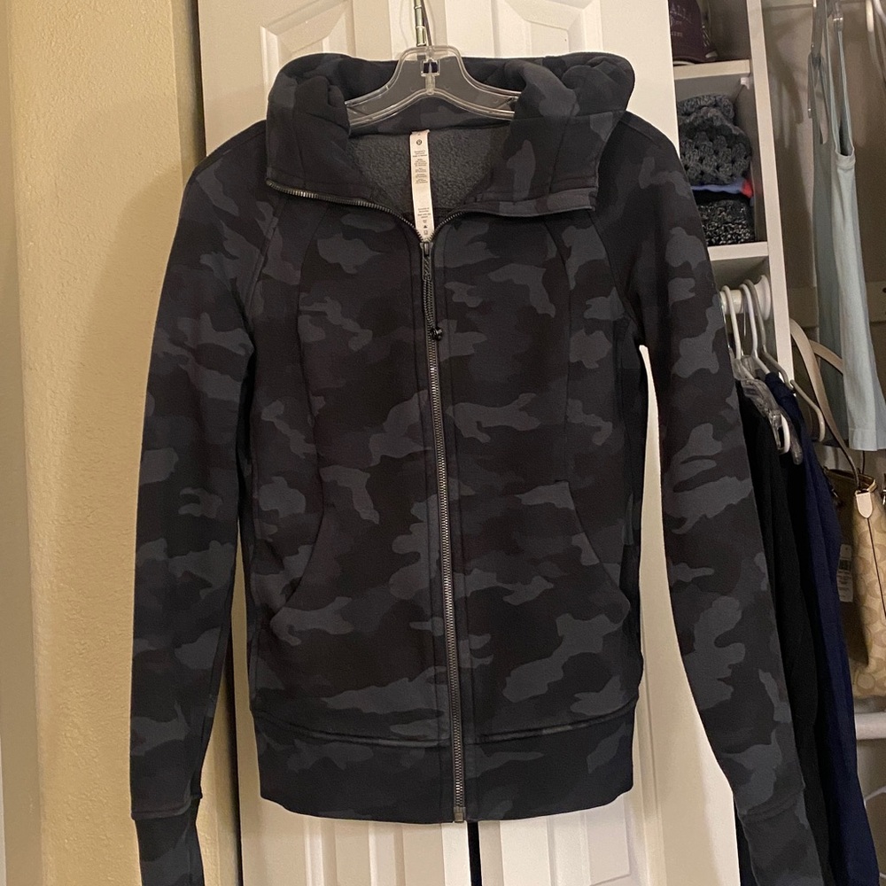 Lululemon Scuba Hoodie Black Camo Size 6